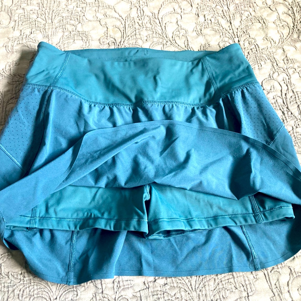 Athleta small skirt w build in shorts